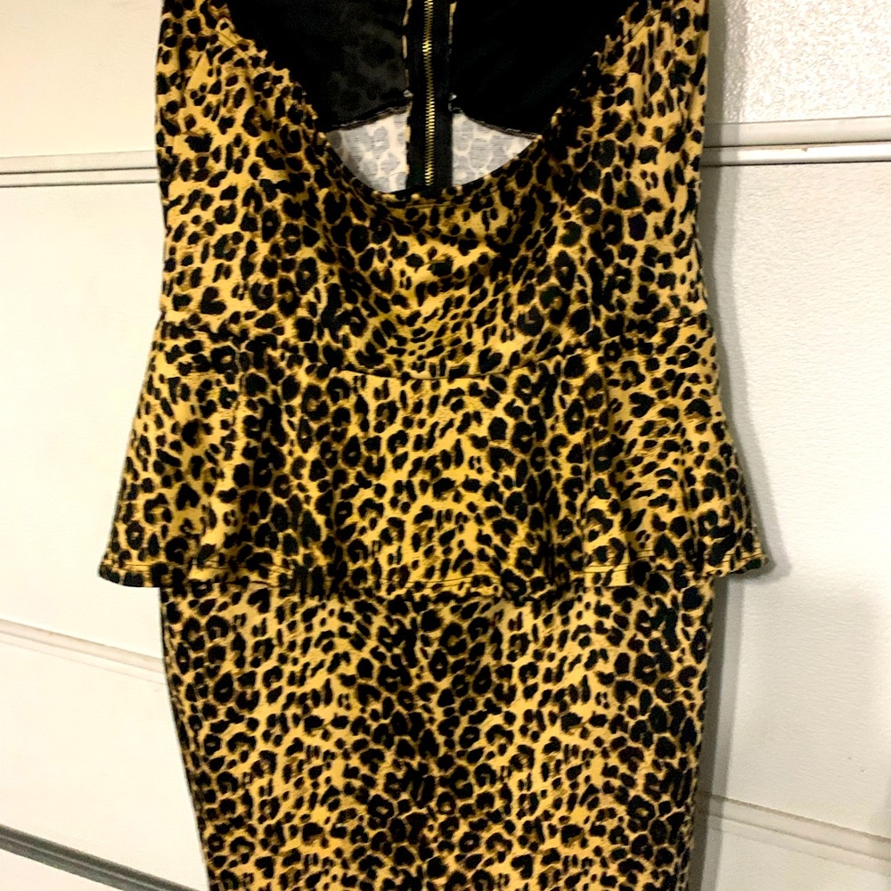 Tag still attach ( the plastic part ) cheetah print.